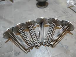 کاربردهای المنت وکیوم طراحی و انتخاب المنت های گرمایشی وکیوم برای عملکرد مناسب هر کوره خلاء بسیار مهم است و به عوامل متعددی بستگی دارد: حداکثر دمای کارکرد، بار توان؛ فشار جزئی و گازهای خاموش کننده و میزان عمر مفید. اکثریت قریب به اتفاق کوره های خلاء گرمایش الکتریکی دارند. به این ترتیب المنت های گرمایشی از آلیاژهای فلزی با درجه حرارت بالا مانند فولاد ضد زنگ، نیکل کروم، مولیبدن، تنگستن، تانتالوم یا از مواد غیر فلزی مانند گرافیت و کاربید سیلیکون ساخته می شوند. فولاد ضد زنگ و آلیاژهای نیکل- کروم معمولا برای کاربردها در درجه حرارت پایین مانند لحیم کاری آلومینیوم و فشارهای جزئی بالاتر استفاده می شوند، در حالی که گرافیت، مولیبدن و تنگستن برای فرآوری ها در درجه حرارت بالاتر مانند سخت کنندگی، کوره پزی و لحیم کاری نیکل یا مس رایج تر است. از آنجا که المنت های گرمایشی وکیوم گرما را ایجاد کرده و آن را به بار توانی منتقل می کنند، اهمیت انتخاب آلیاژ مناسب برای ساخت آن در به حداکثر رساندن طول عمر، قابلیت اطمینان، کارایی و در نهایت نتایج فرآوری شده بسیار مهم است. تمام المنت های وکیوم با تستر هلیوم از نظر 100 درصد غیر قابل نشت بودن بررسی می شوند. انواع مختلف المنت های گرمایشی وکیوم و همچنین مزایا و محدودیت های آن ها در اینجا مورد بحث قرار گرفته است.